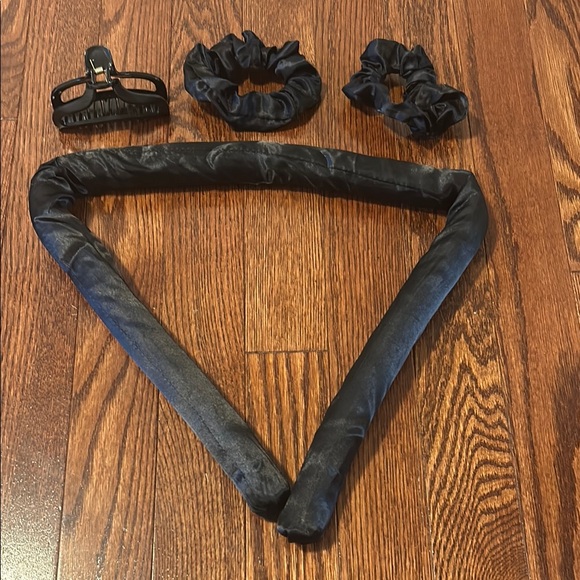 Black Satin Heatless Hair Curler - Picture 2 of 3